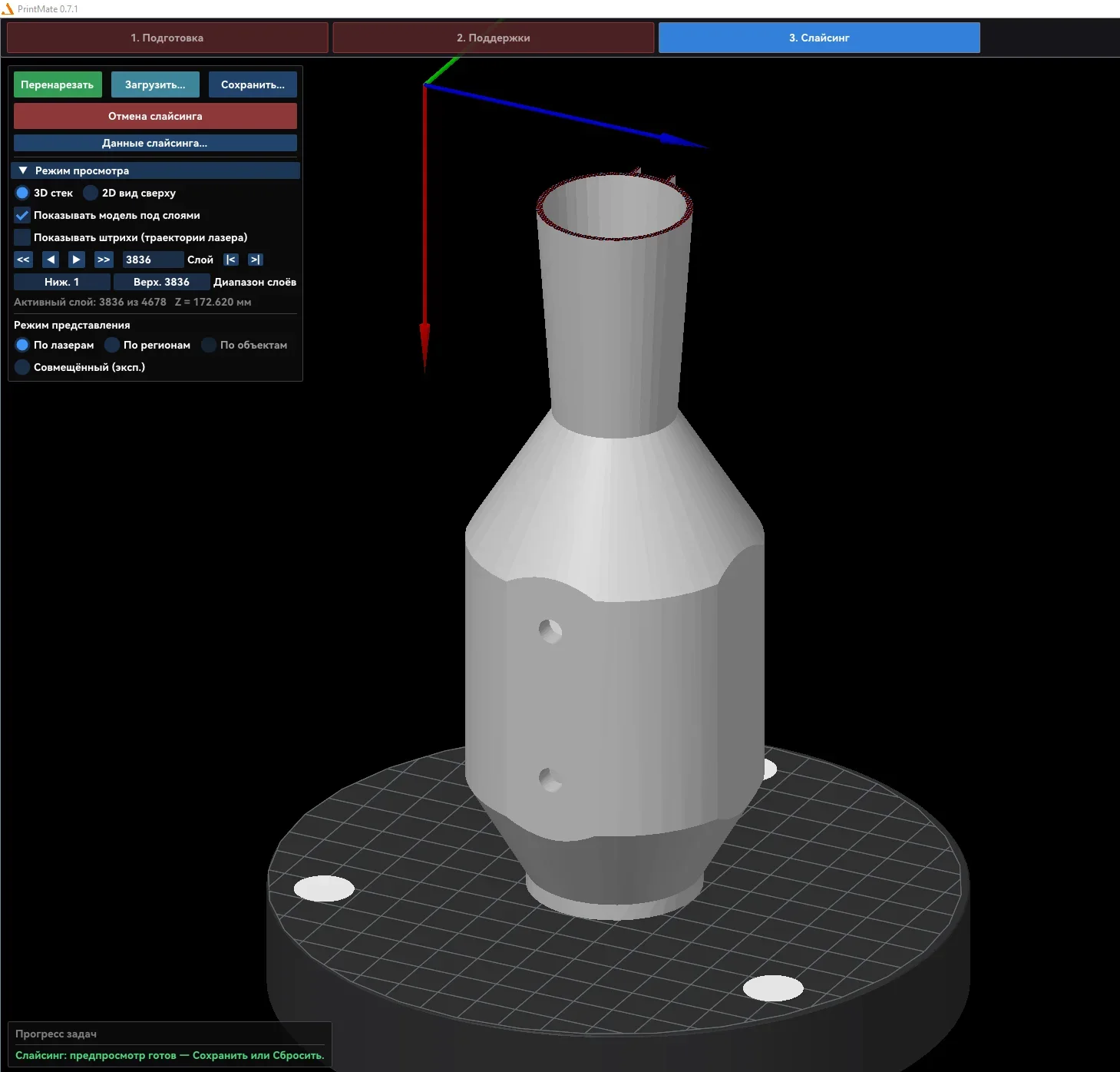 Специалист выполняет промышленное 3D-сканирование металлической детали